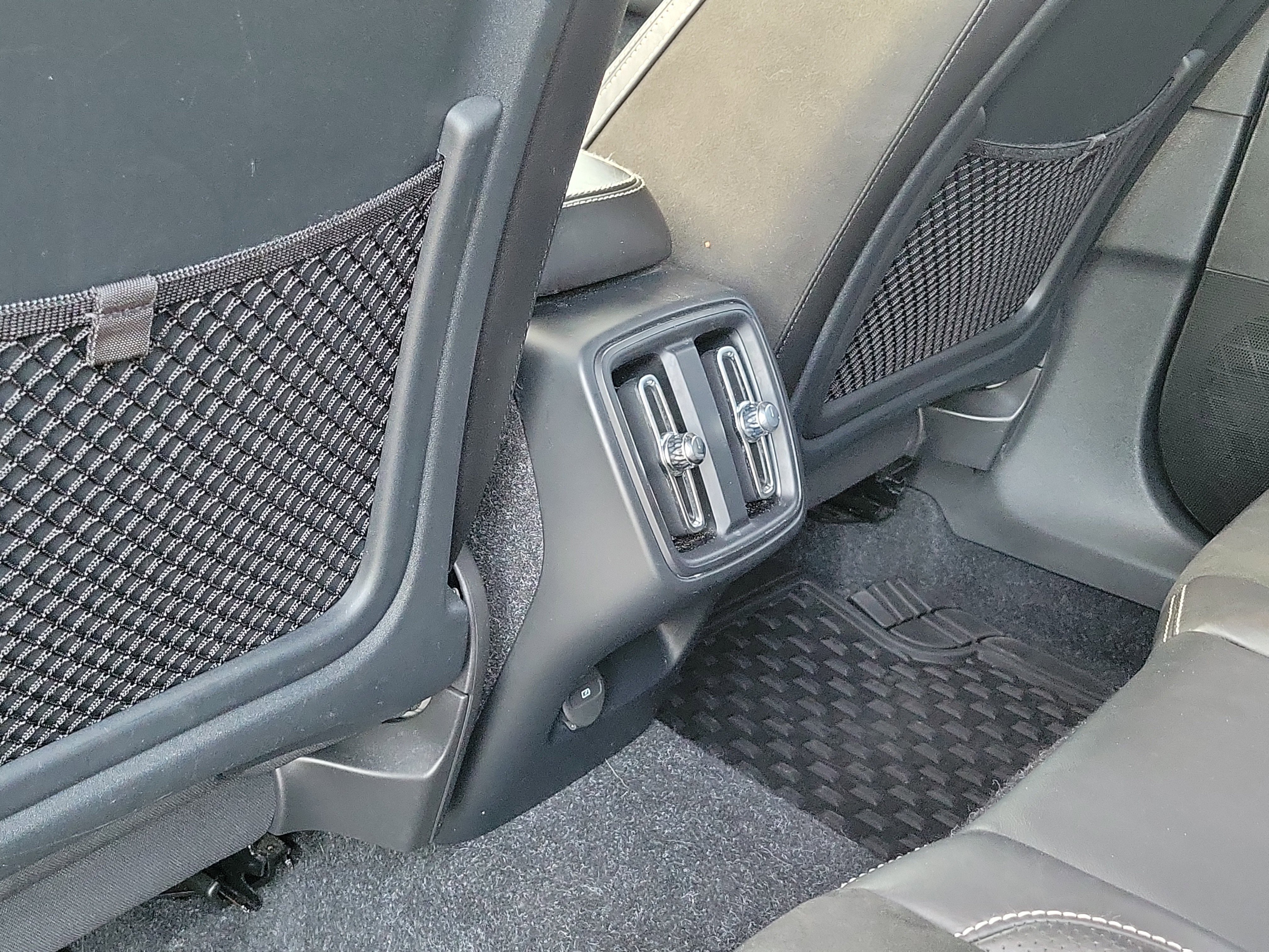 Used 2019 Volvo XC40 T5 R-Design image 16