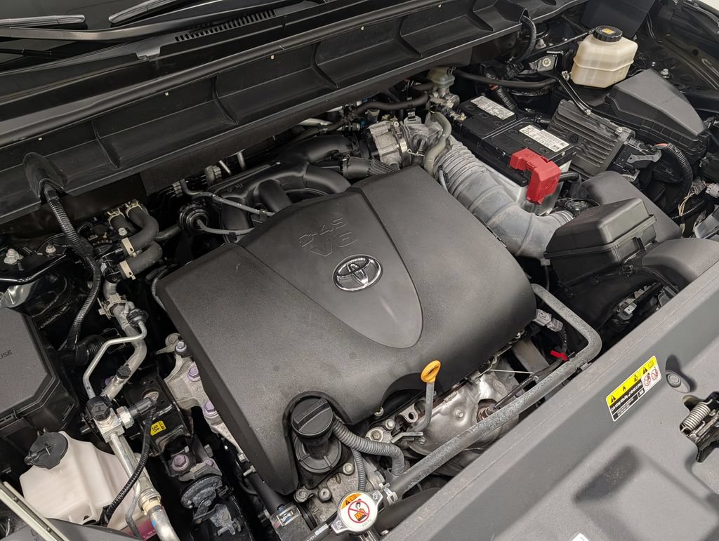 Used 2022 Toyota Highlander LE AWD/4WD image 39