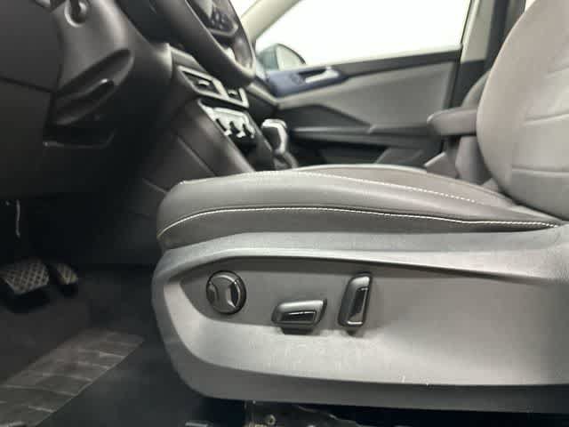 Used 2024 Volkswagen Taos SE FWD image 26