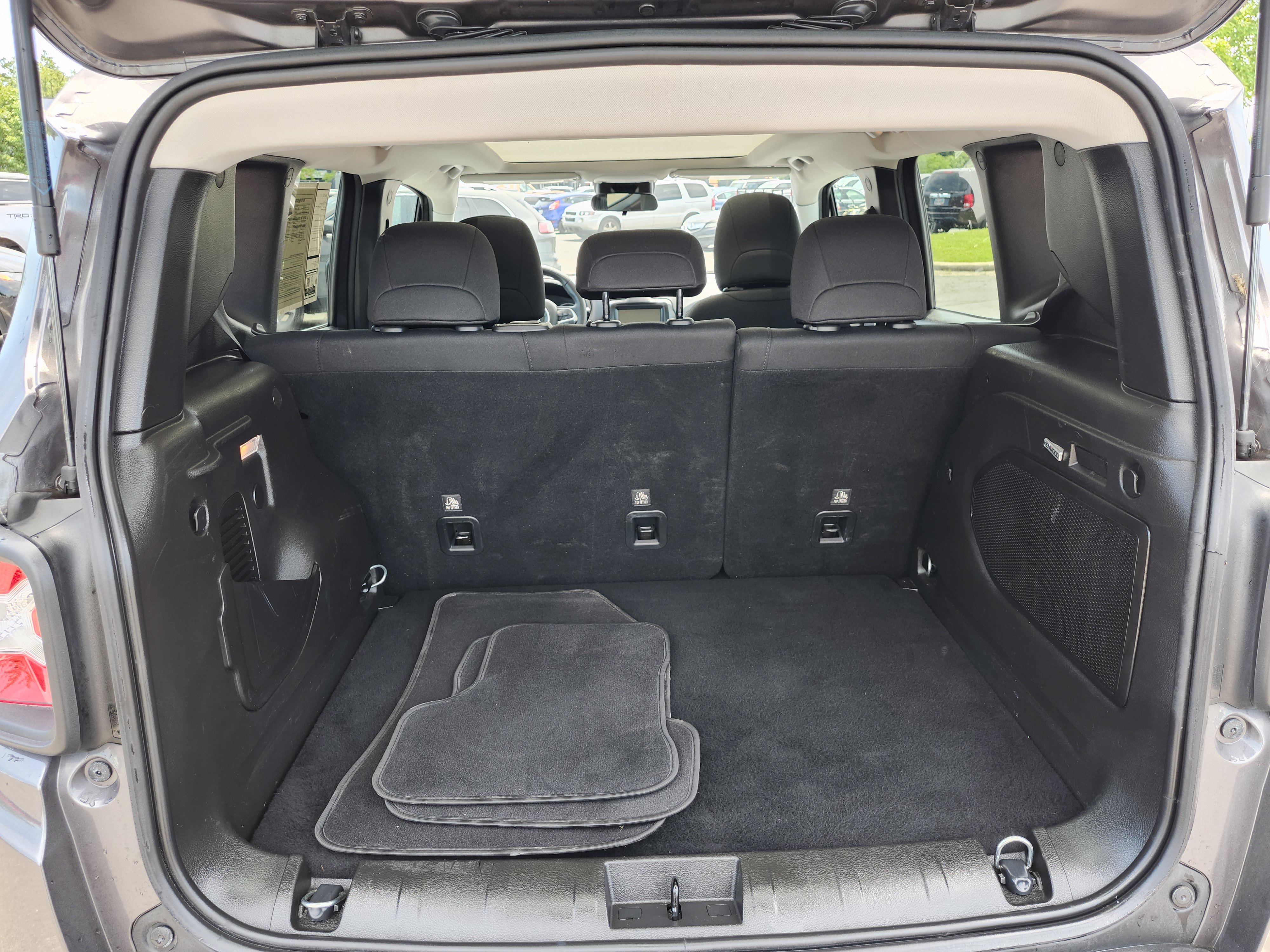 Used 2021 Jeep Renegade Latitude w/ Sun & Sound Group AWD/4WD image 22