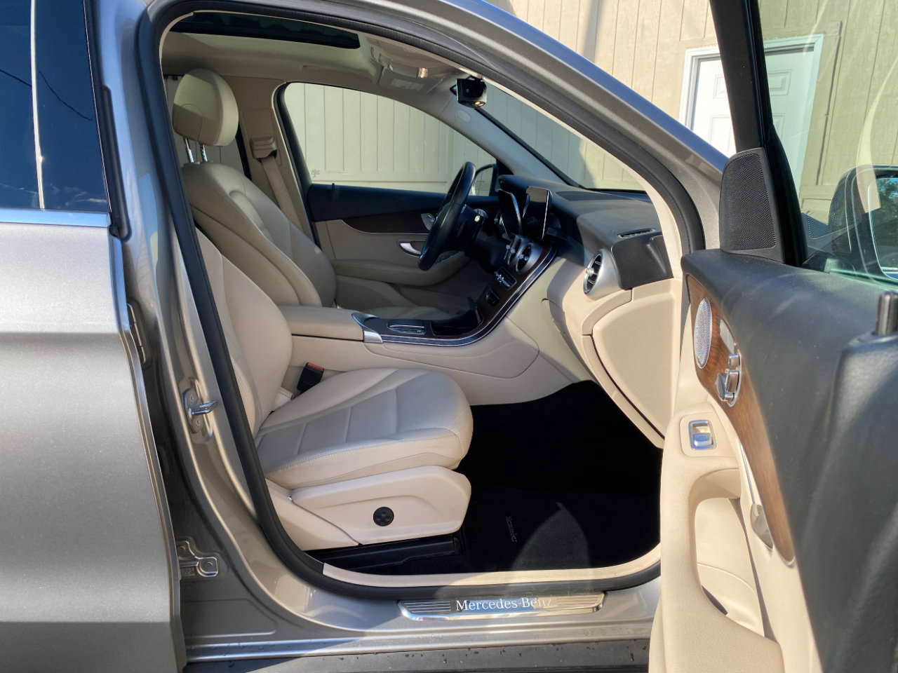 Used 2021 Mercedes-Benz GLC 300 4MATIC image 3