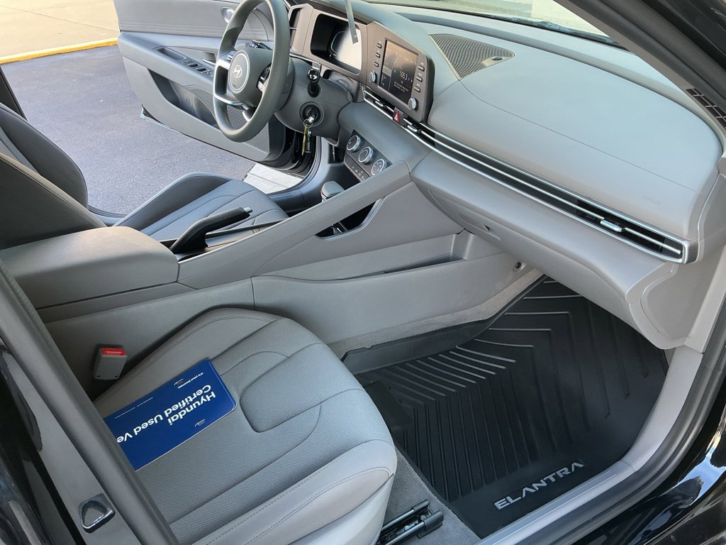 Certified 2025 Hyundai Elantra SE image 16