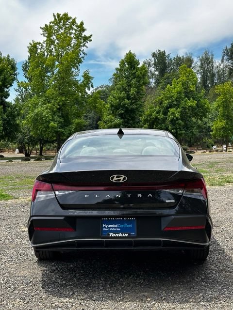 Certified 2025 Hyundai Elantra Limited FWD image 8