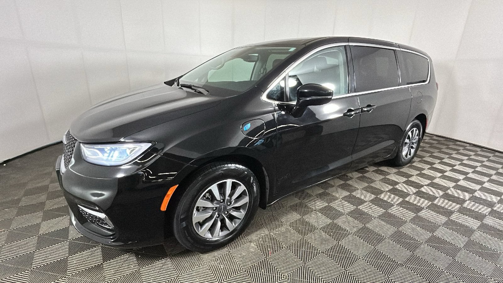 Used 2024 Chrysler Pacifica Limited FWD image 7