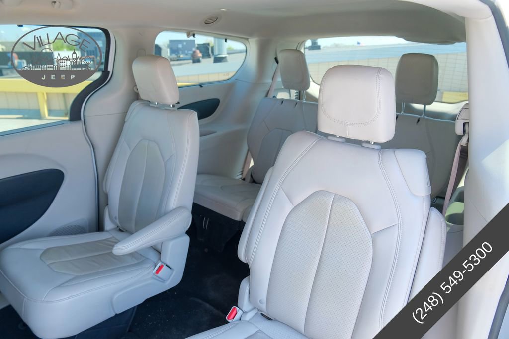 Used 2021 Chrysler Pacifica Touring-L FWD image 13