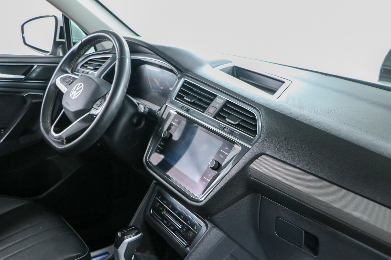 Used 2023 Volkswagen Tiguan SE w/ Panoramic Sunroof Package FWD image 27