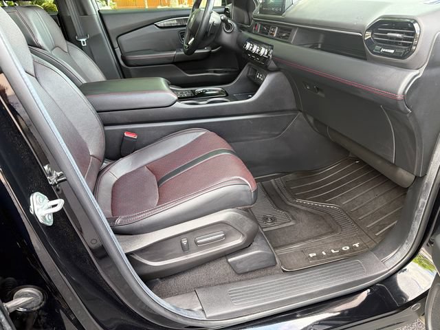 Used 2025 Honda Pilot Black Edition image 13