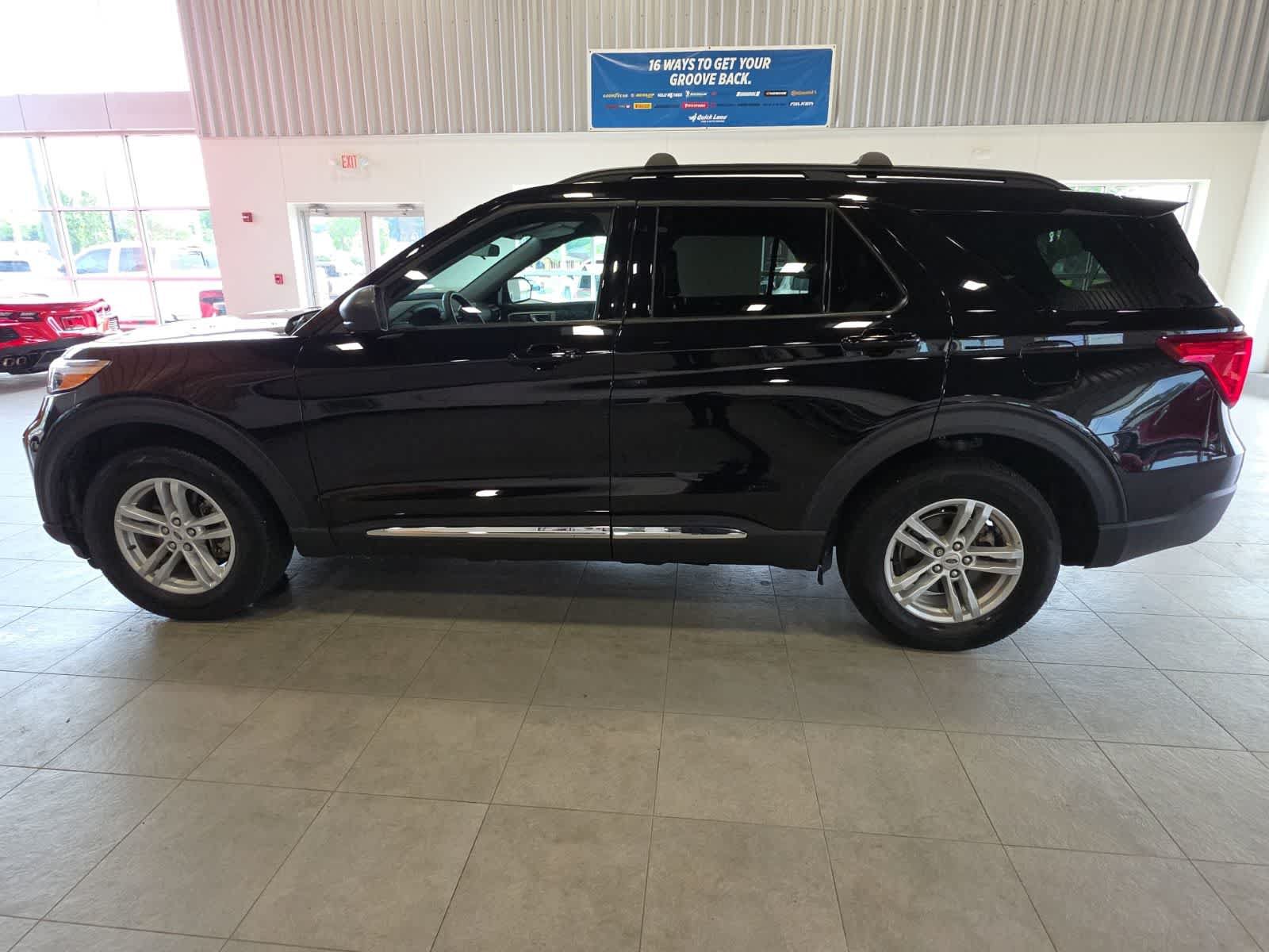 Used 2024 Ford Explorer XLT w/ Equipment Group 202A AWD/4WD image 12