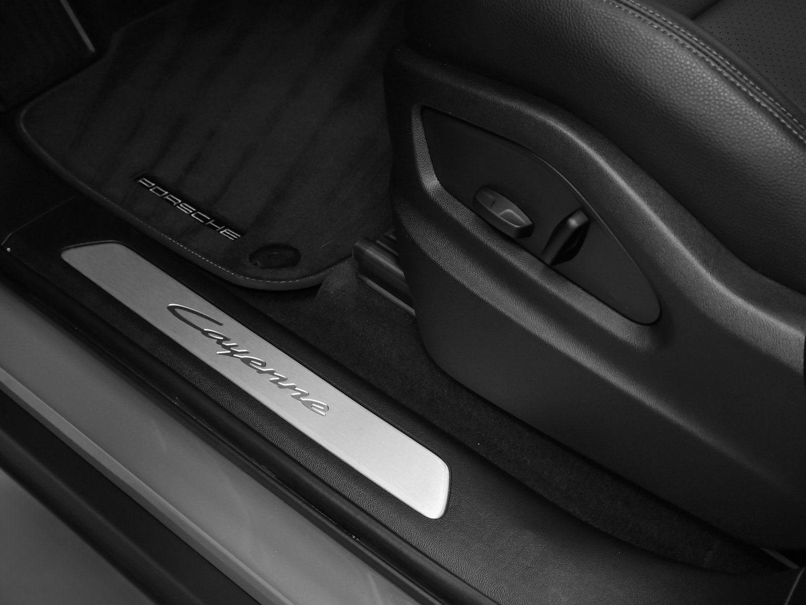 Used 2025 Porsche Cayenne image 24