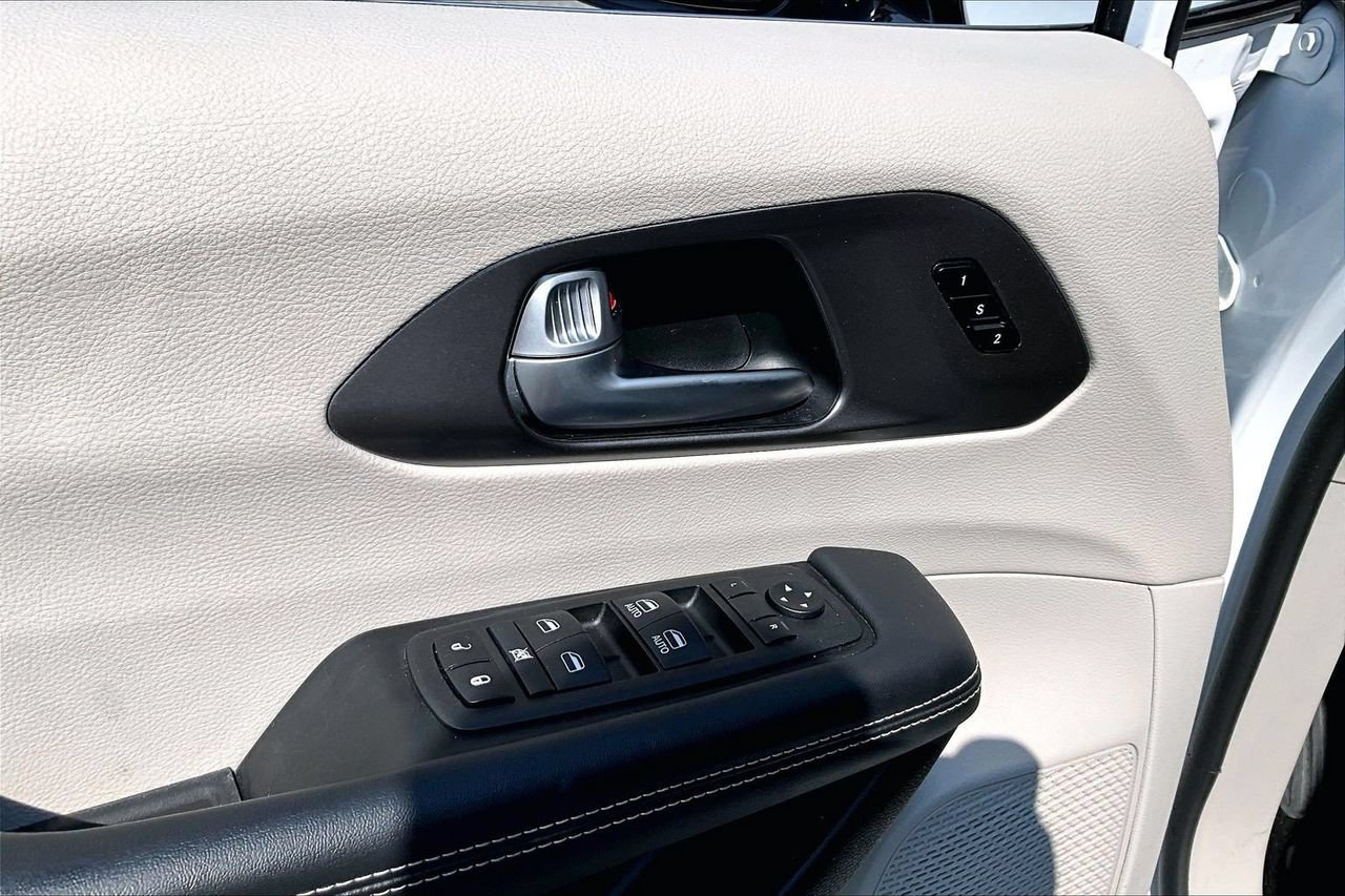 Used 2024 Chrysler Pacifica Touring-L FWD image 25