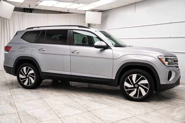 Used 2025 Volkswagen Atlas SE image 2