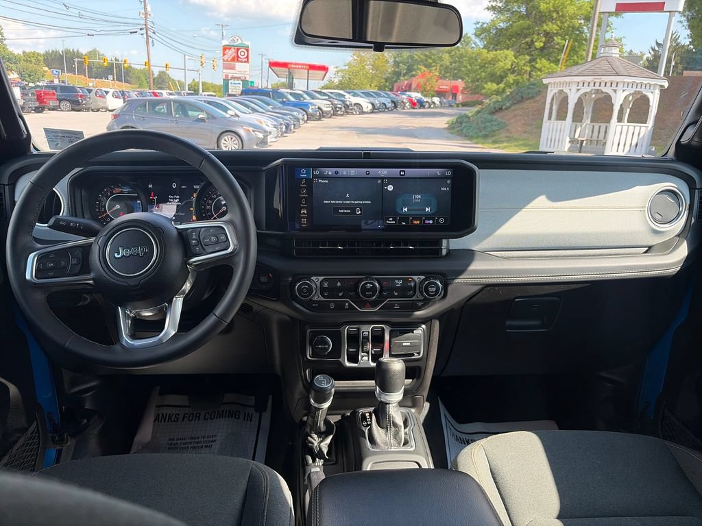 Used 2025 Jeep Wrangler Unlimited Sahara AWD/4WD image 13