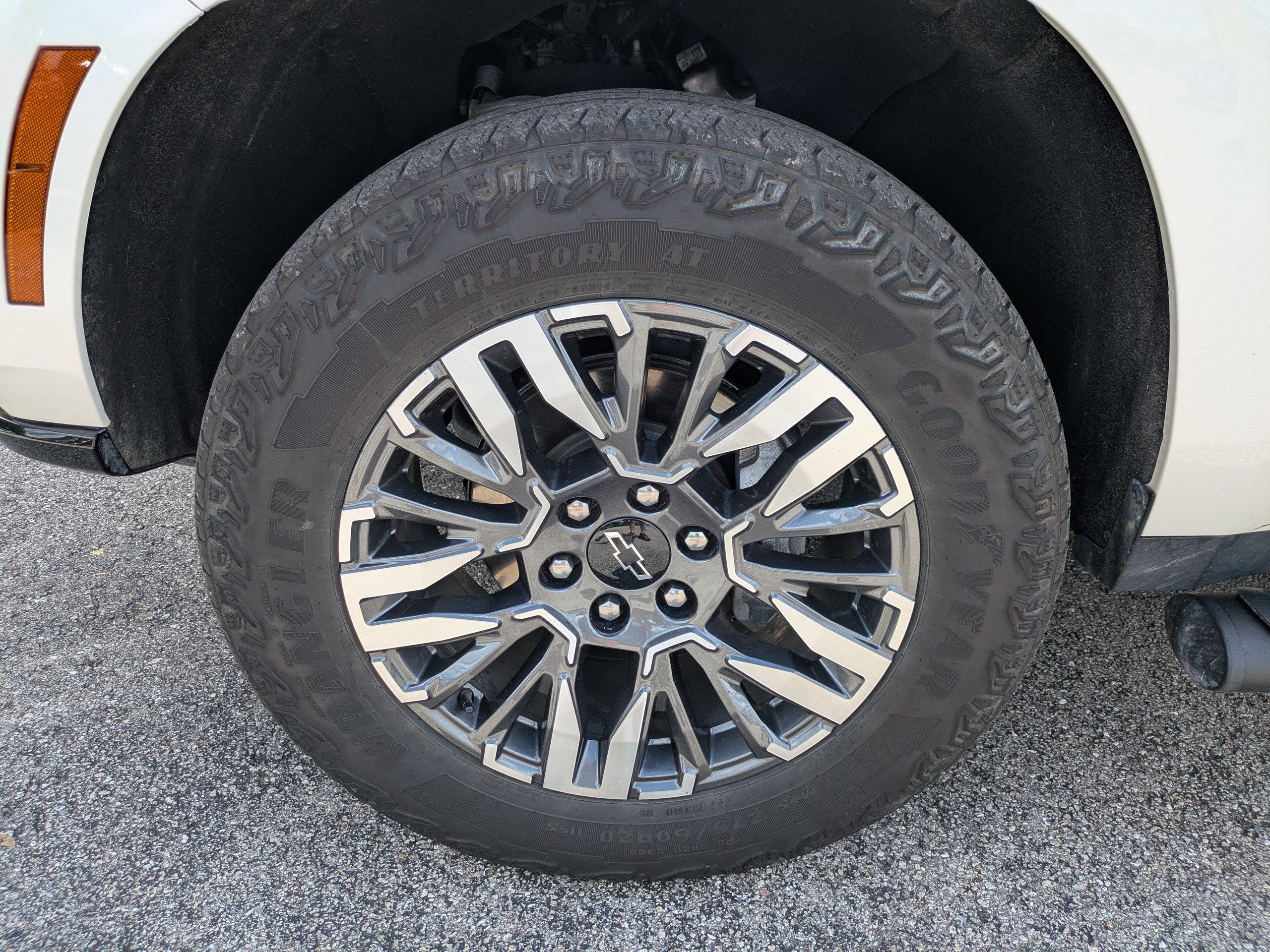 Used 2025 Chevrolet Suburban Z71 AWD/4WD image 11