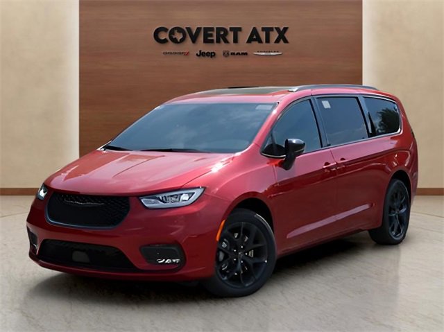 New 2026 Chrysler Pacifica Limited w/ Uconnect Theater Family Group