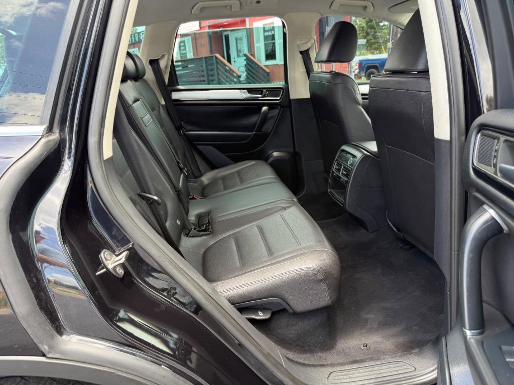 Used 2015 Volkswagen Touareg Sport image 19
