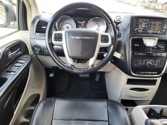 Used 2016 Chrysler Town & Country Touring FWD image 27