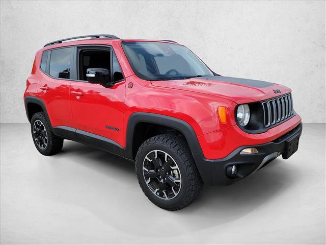 Used 2023 Jeep Renegade Latitude w/ Sun/Sound Group AWD/4WD image 3
