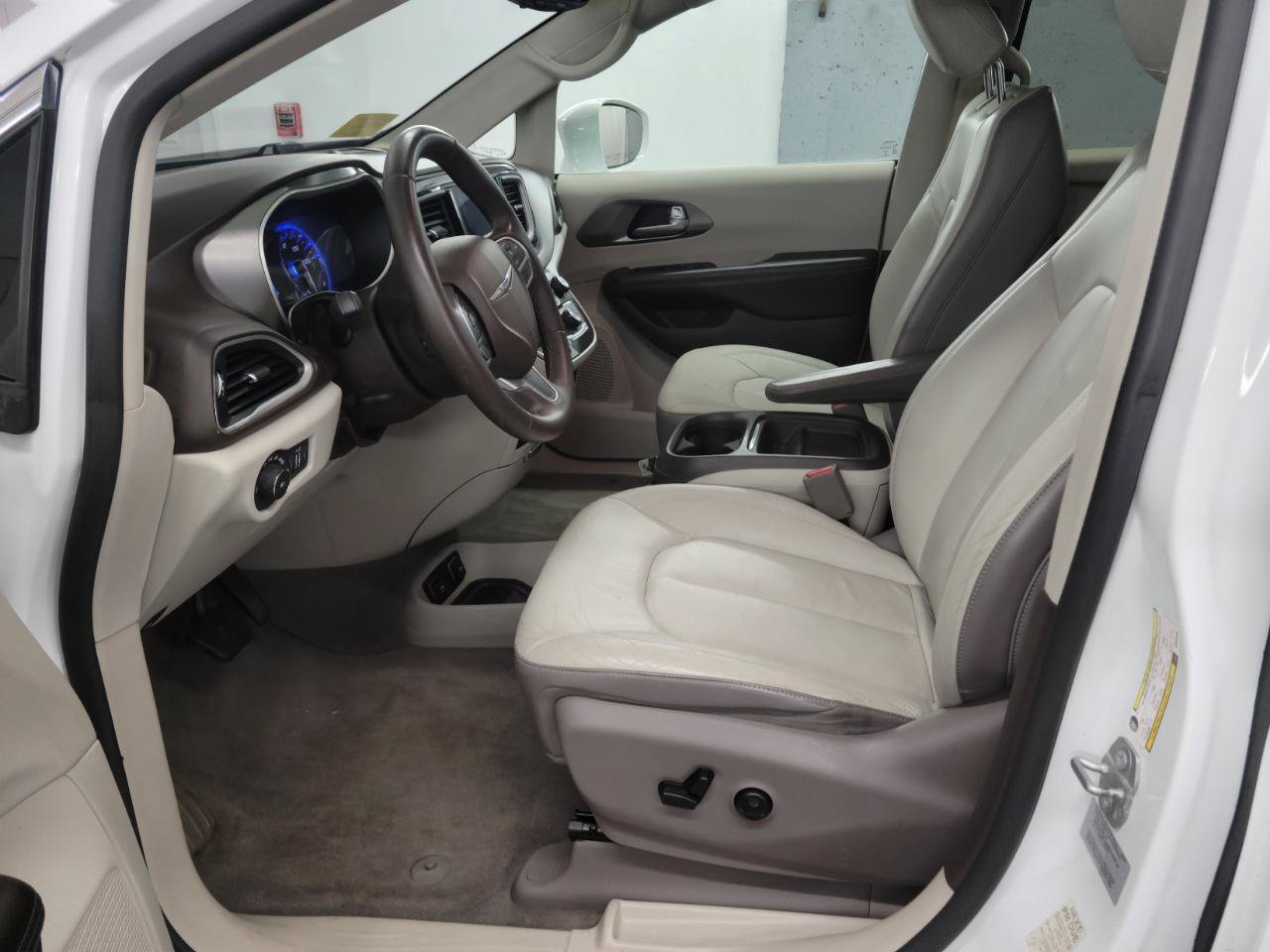 Used 2017 Chrysler Pacifica Touring-L FWD image 9