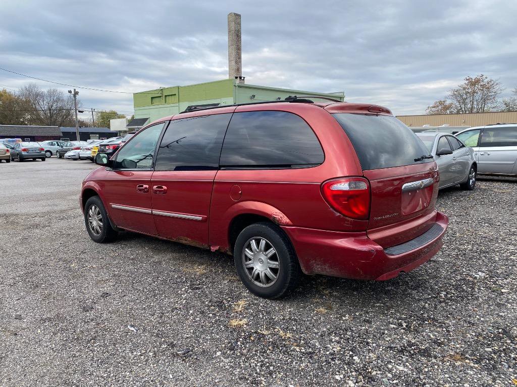 Used 2007 Chrysler Town & Country Touring image 4