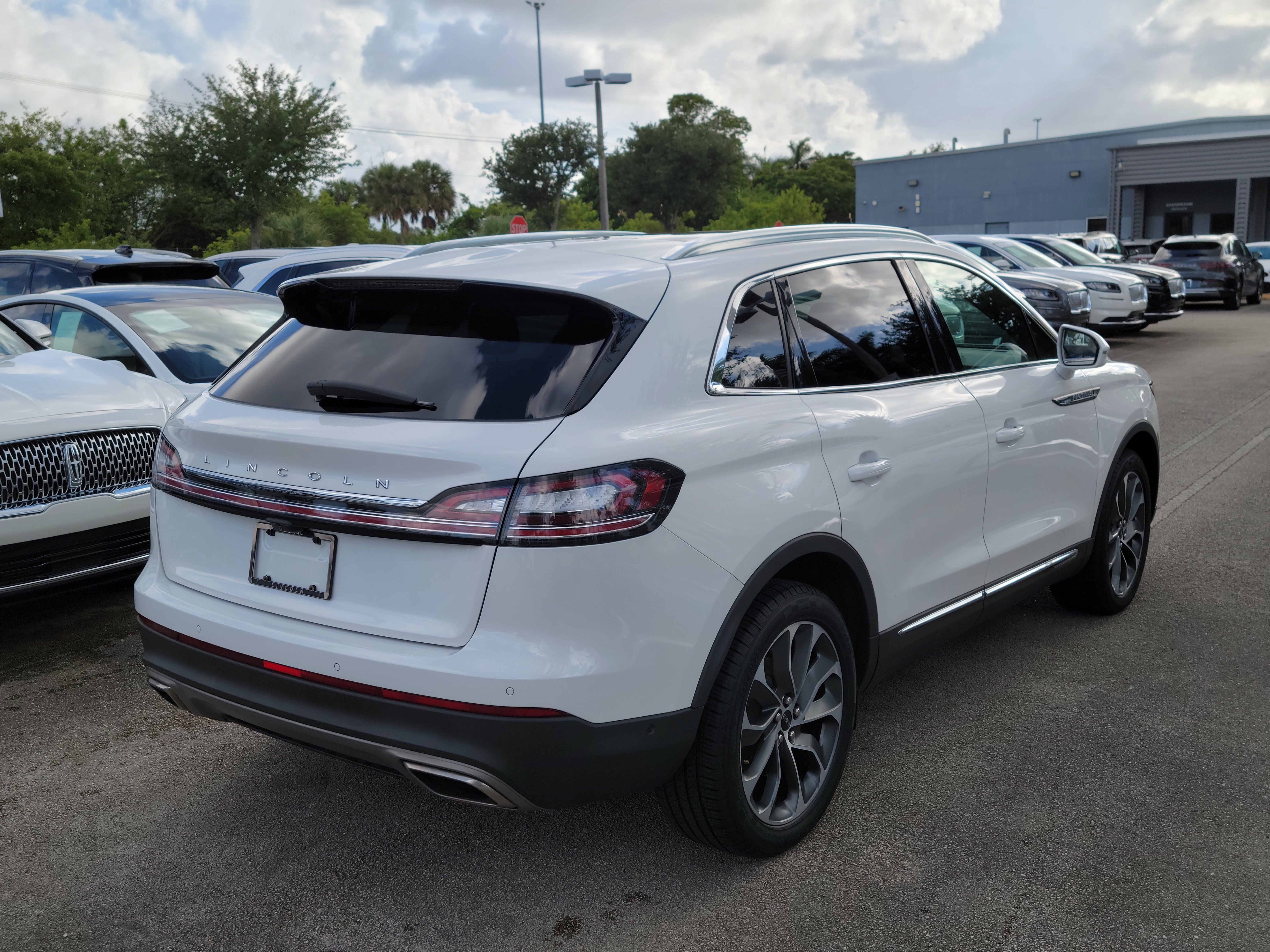 Certified 2023 Lincoln Nautilus Reserve w/ Class II Trailer Tow Package FWD image 4