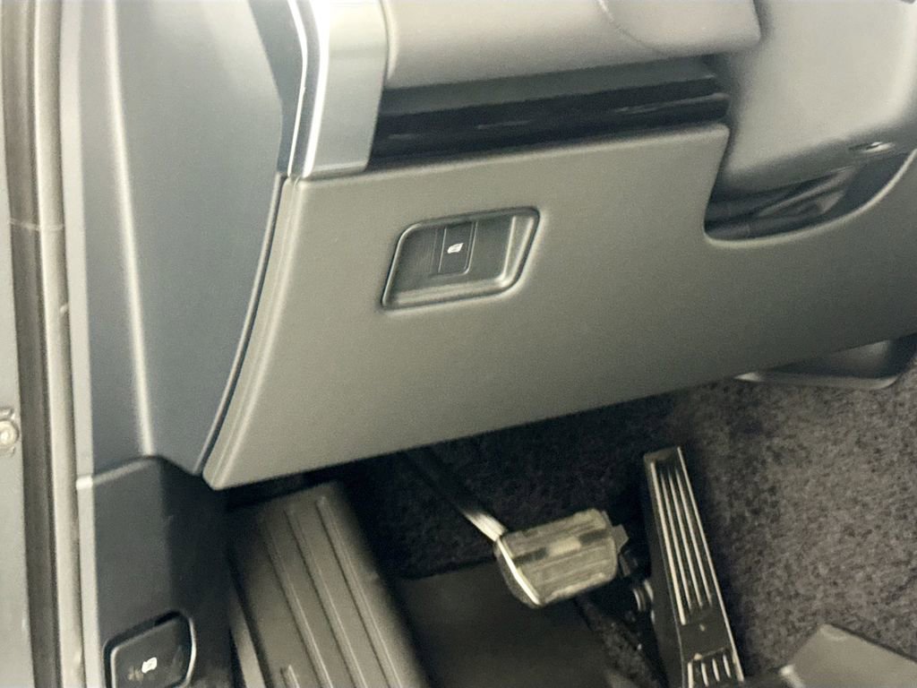 New 2026 Land Rover Range Rover Long Wheelbase SE image 10