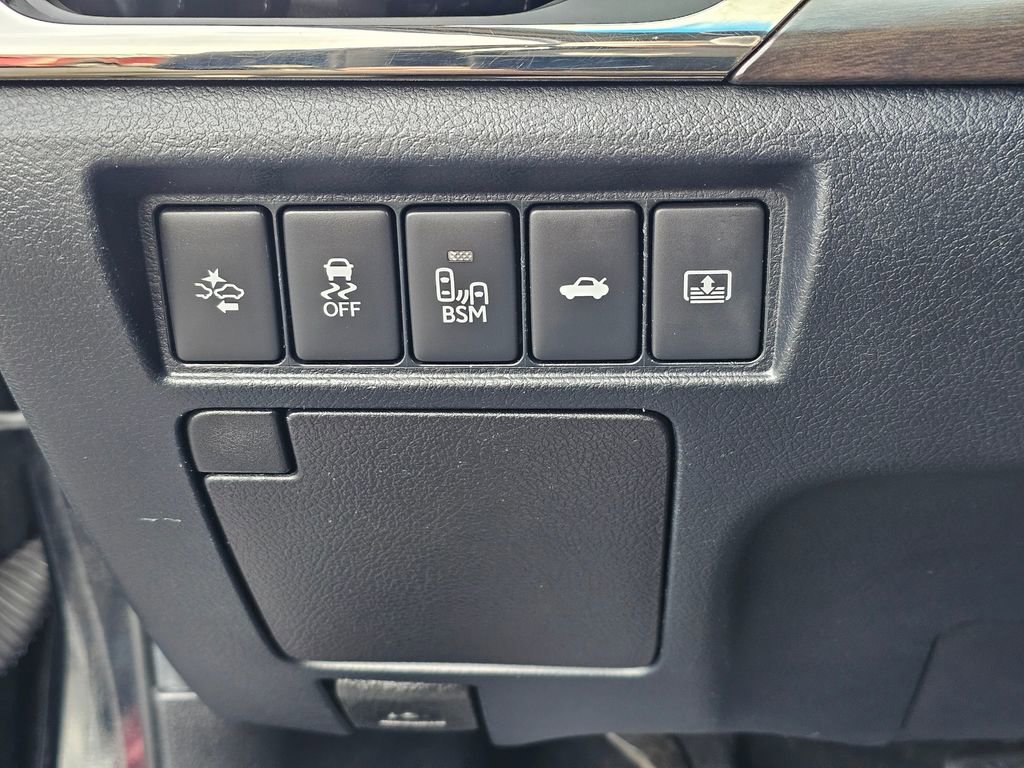 Used 2016 Toyota Avalon Limited image 24