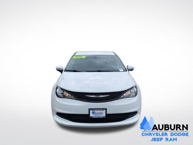 Used 2021 Chrysler Voyager L FWD image 2