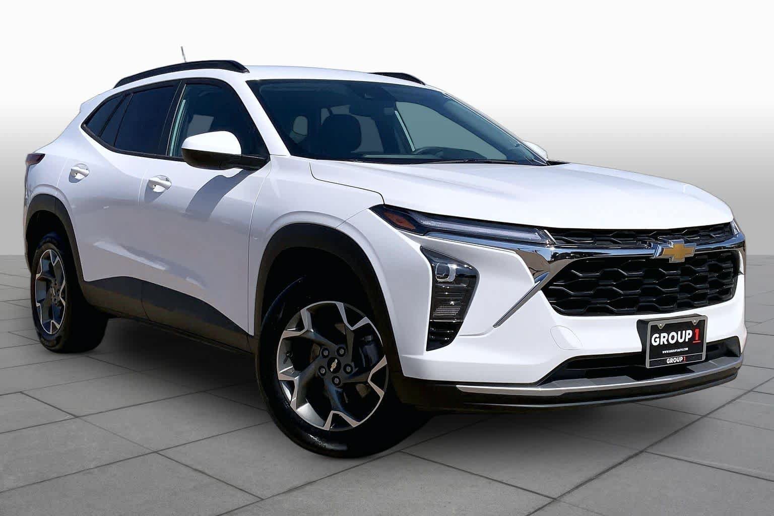 Used 2025 Chevrolet Trax LT FWD image 3
