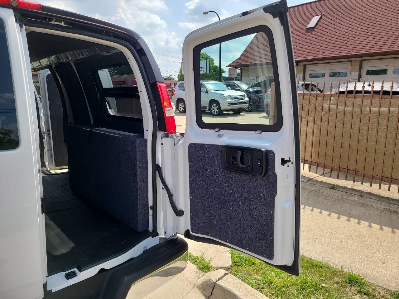 Used 2018 Chevrolet Express 2500 2500 3dr Extended Cargo Van image 31