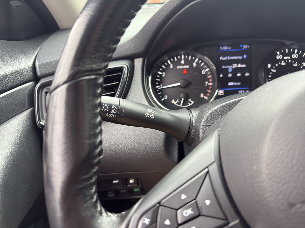 Used 2018 Nissan Rogue SV AWD/4WD image 17