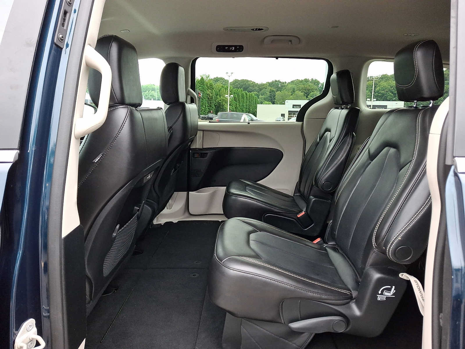 Certified 2023 Chrysler Pacifica Touring-L FWD image 11
