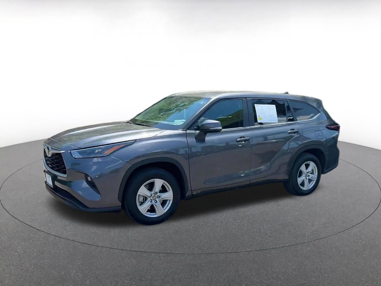 Used 2025 Toyota Highlander LE FWD image 8