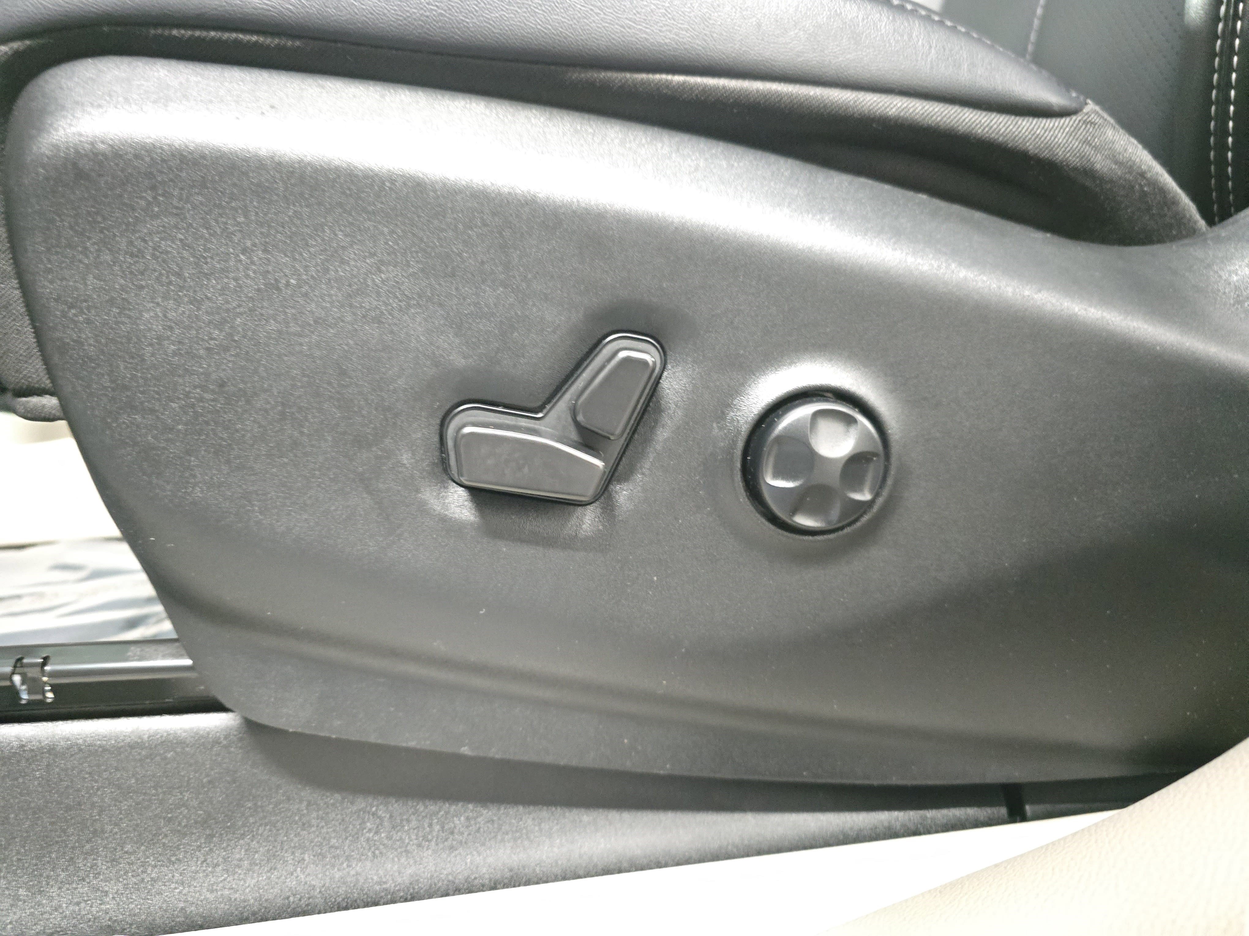 Used 2024 Chrysler Pacifica Touring-L image 25