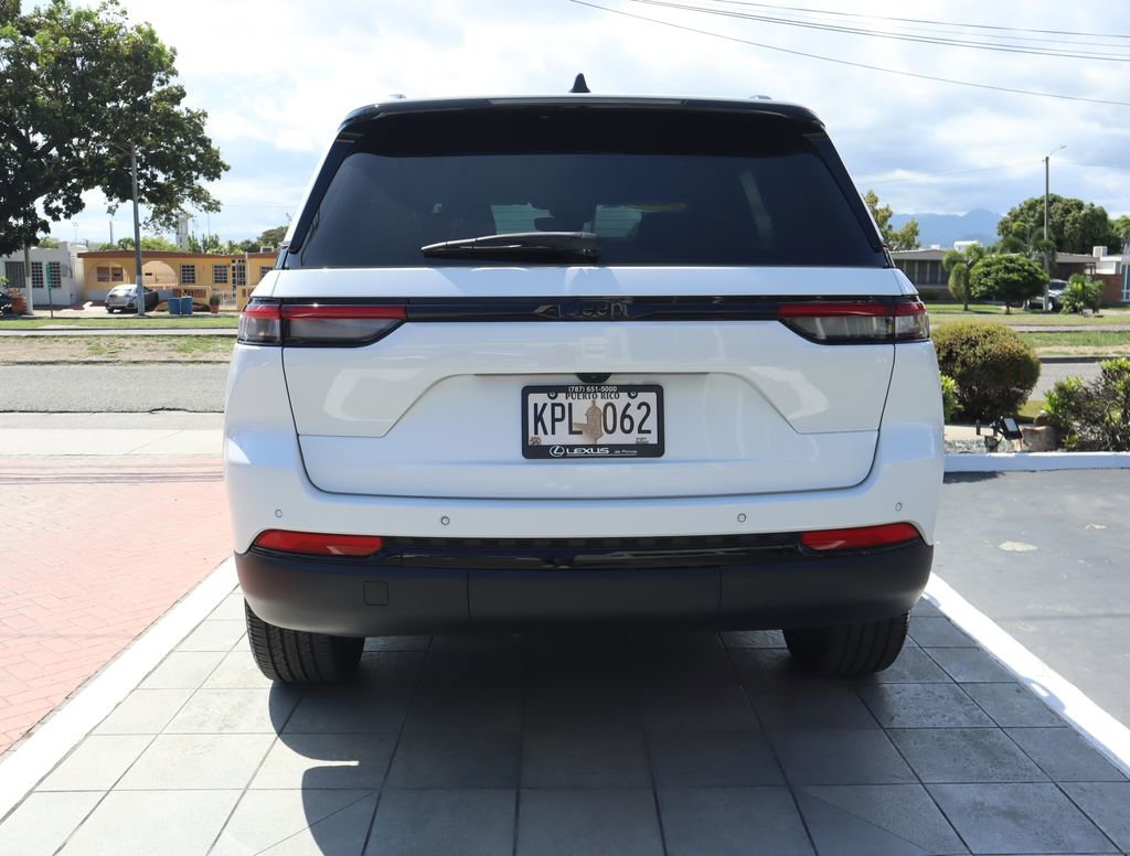 Used 2024 Jeep Grand Cherokee Altitude RWD image 6