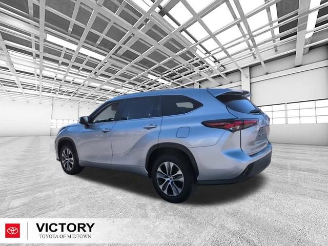 Used 2024 Toyota Highlander XLE FWD image 5