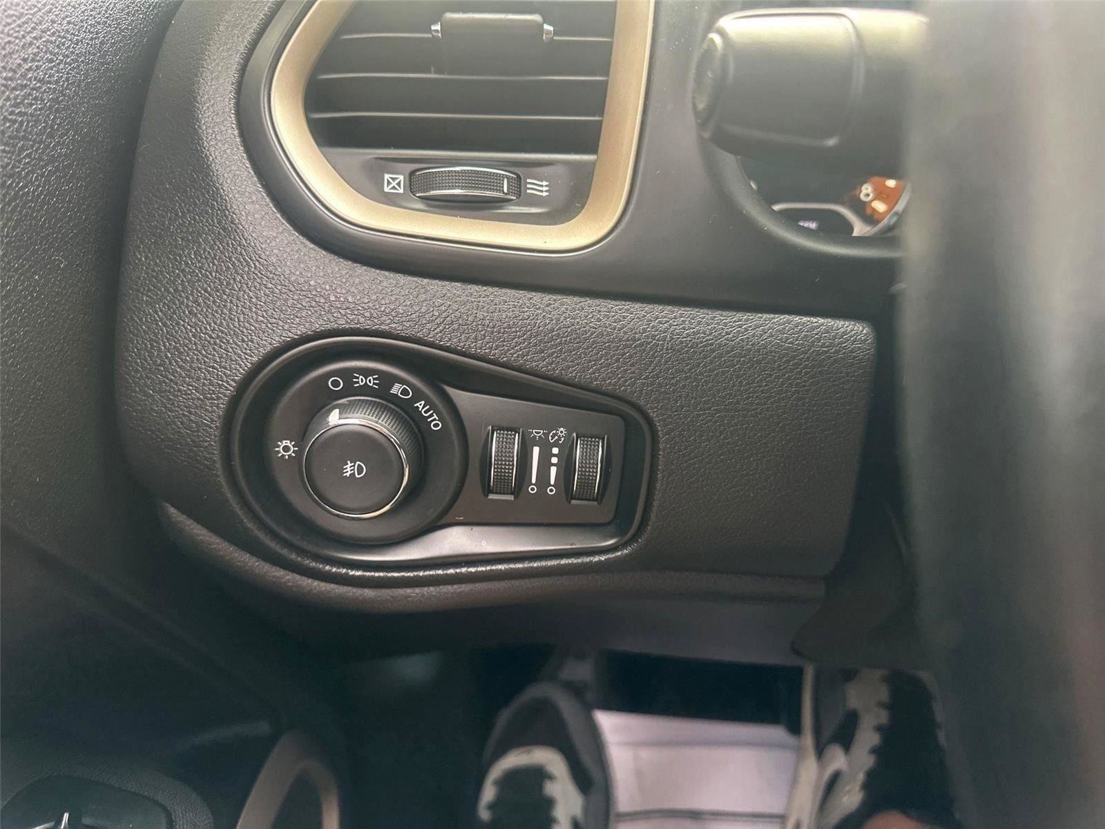 Used 2017 Jeep Renegade Latitude w/ Cold Weather Group FWD image 24