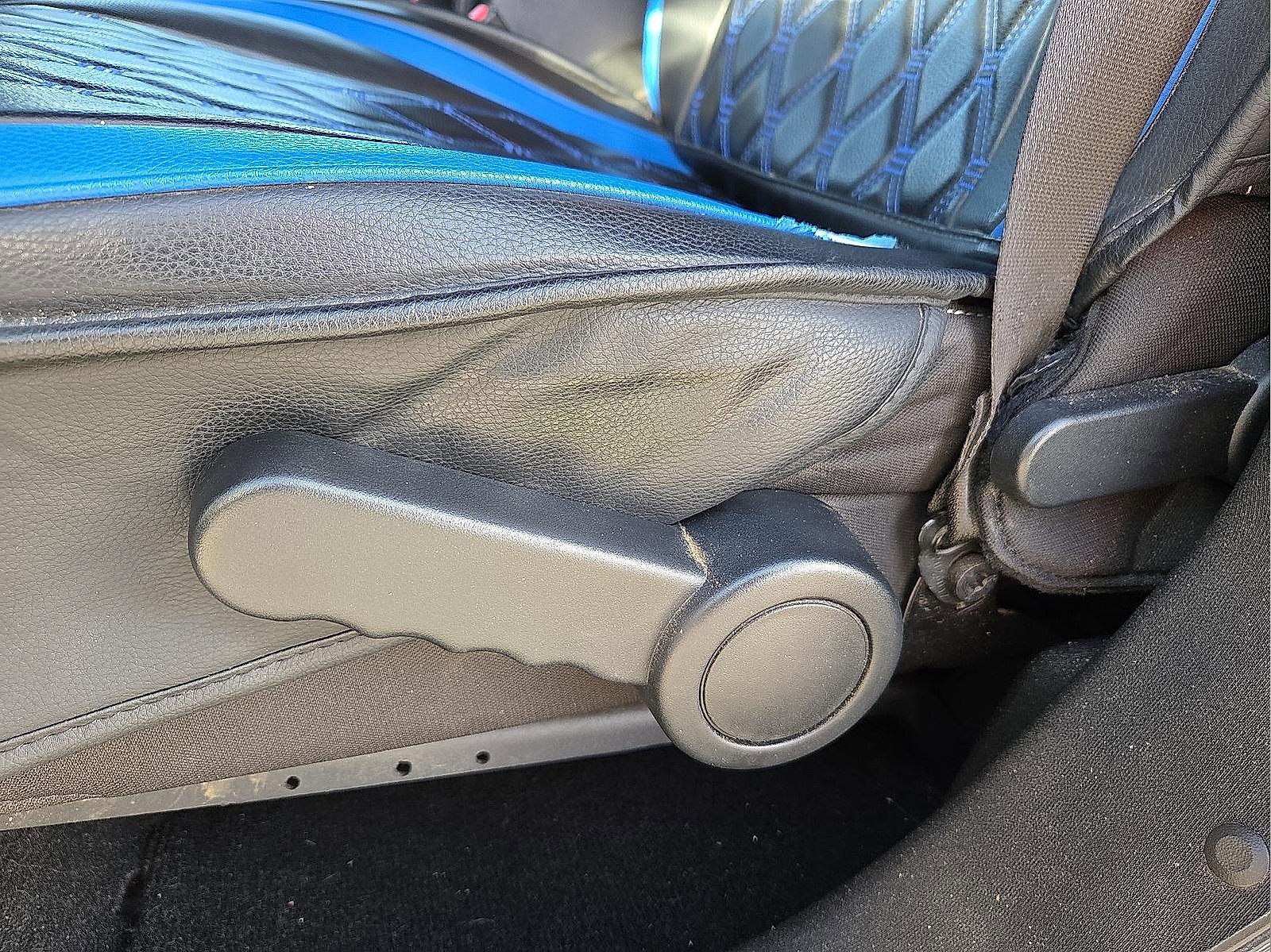 Used 2017 Jeep Wrangler Unlimited Rubicon w/ Connectivity Group image 15