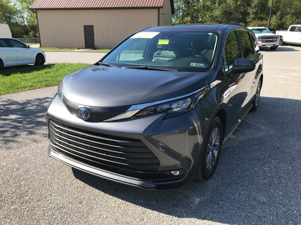 Used 2025 Toyota Sienna XLE image 4