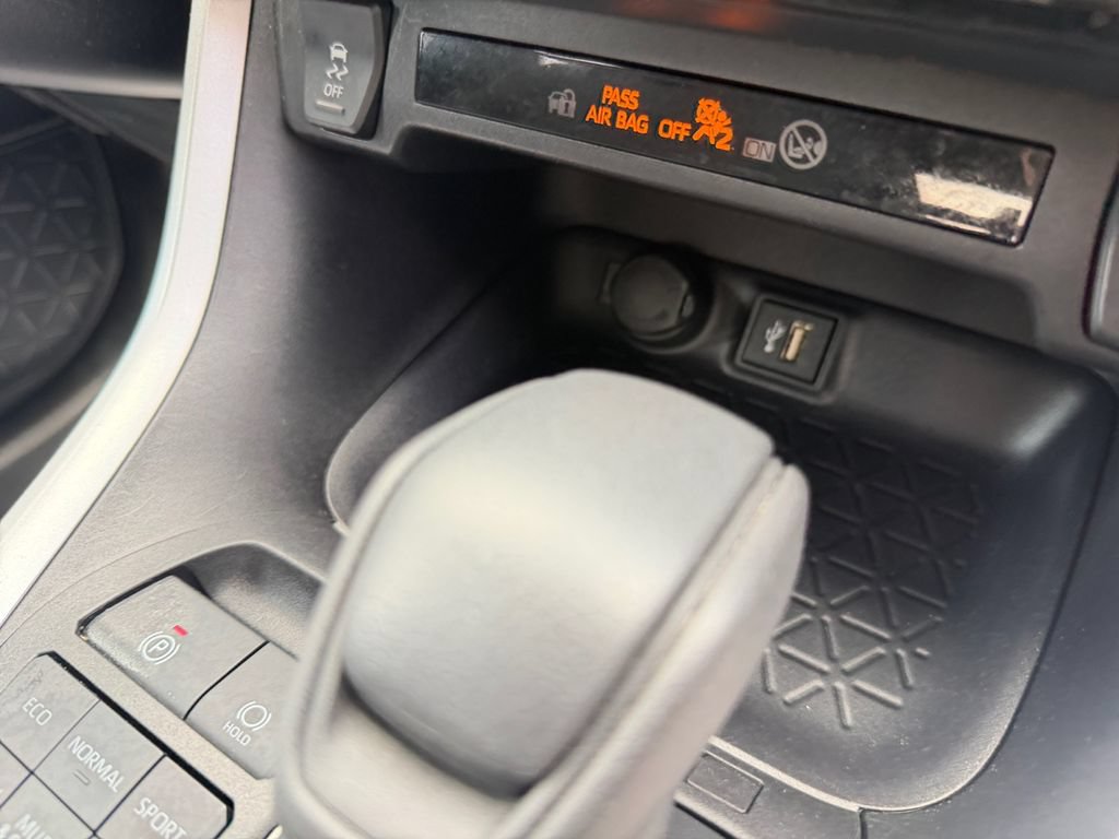 Used 2025 Toyota RAV4 XLE AWD/4WD image 29