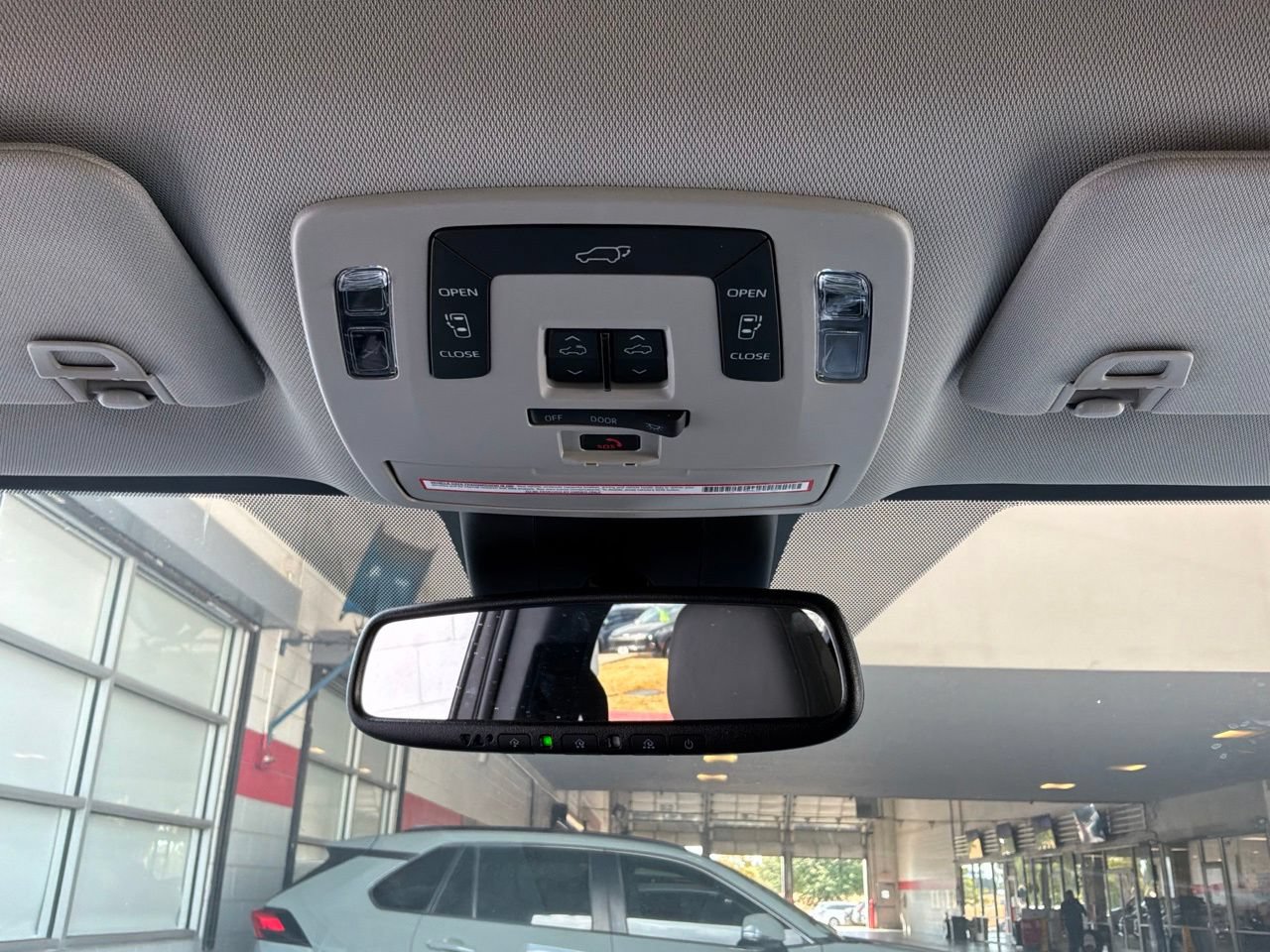 Used 2026 Toyota Sienna XLE FWD image 18