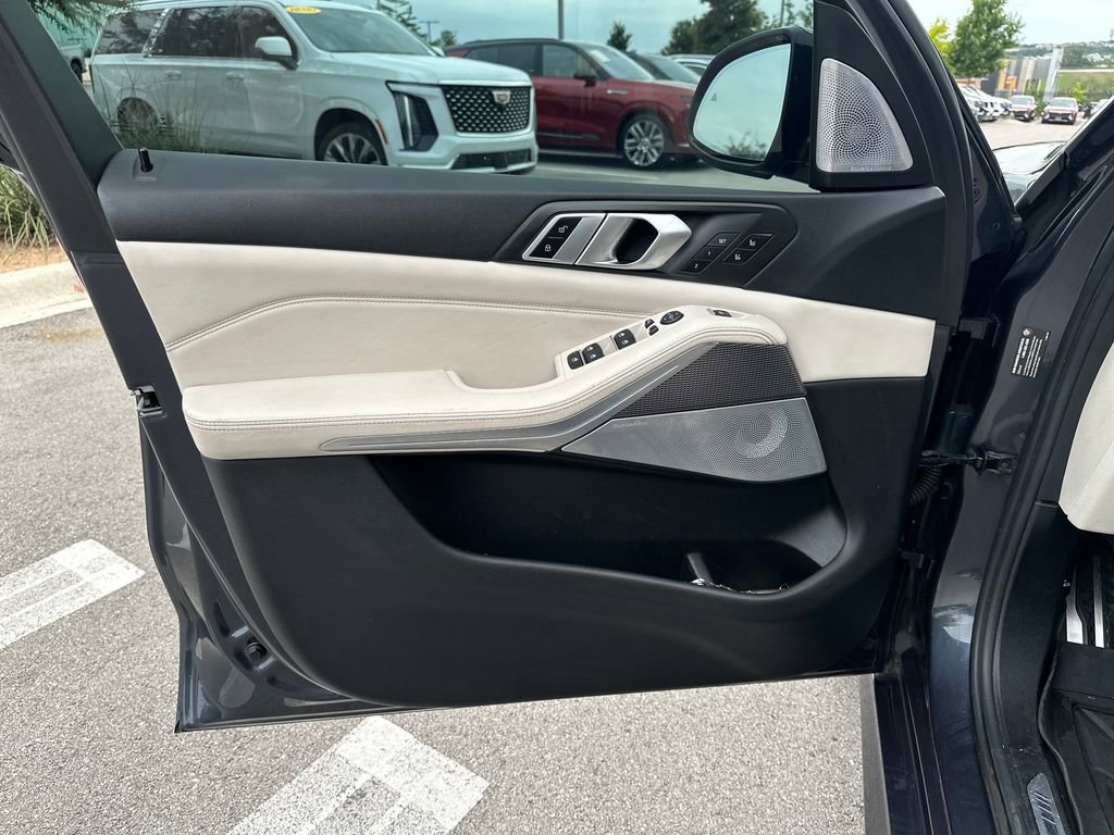 Used 2019 BMW X5 xDrive50i w/ M Sport Package AWD/4WD image 15