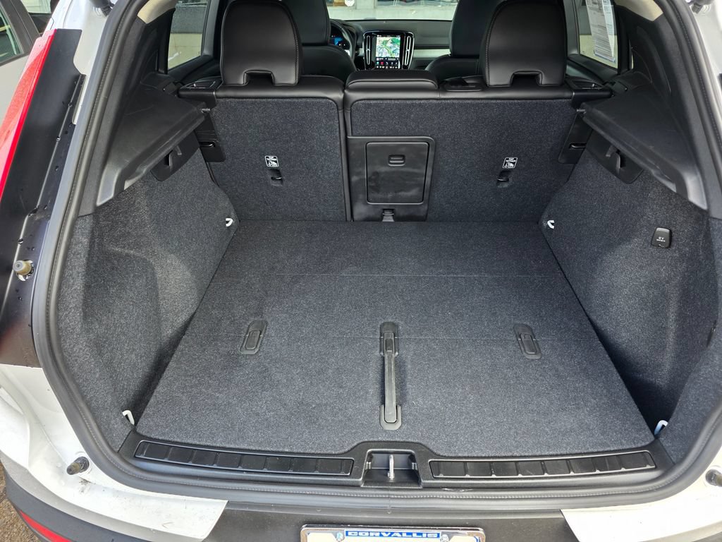 Used 2024 Volvo XC40 B5 Plus AWD/4WD image 21