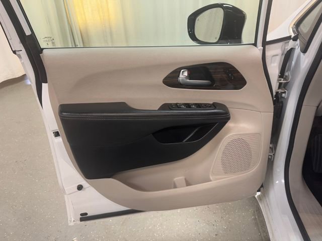 Used 2024 Chrysler Pacifica Limited FWD image 12