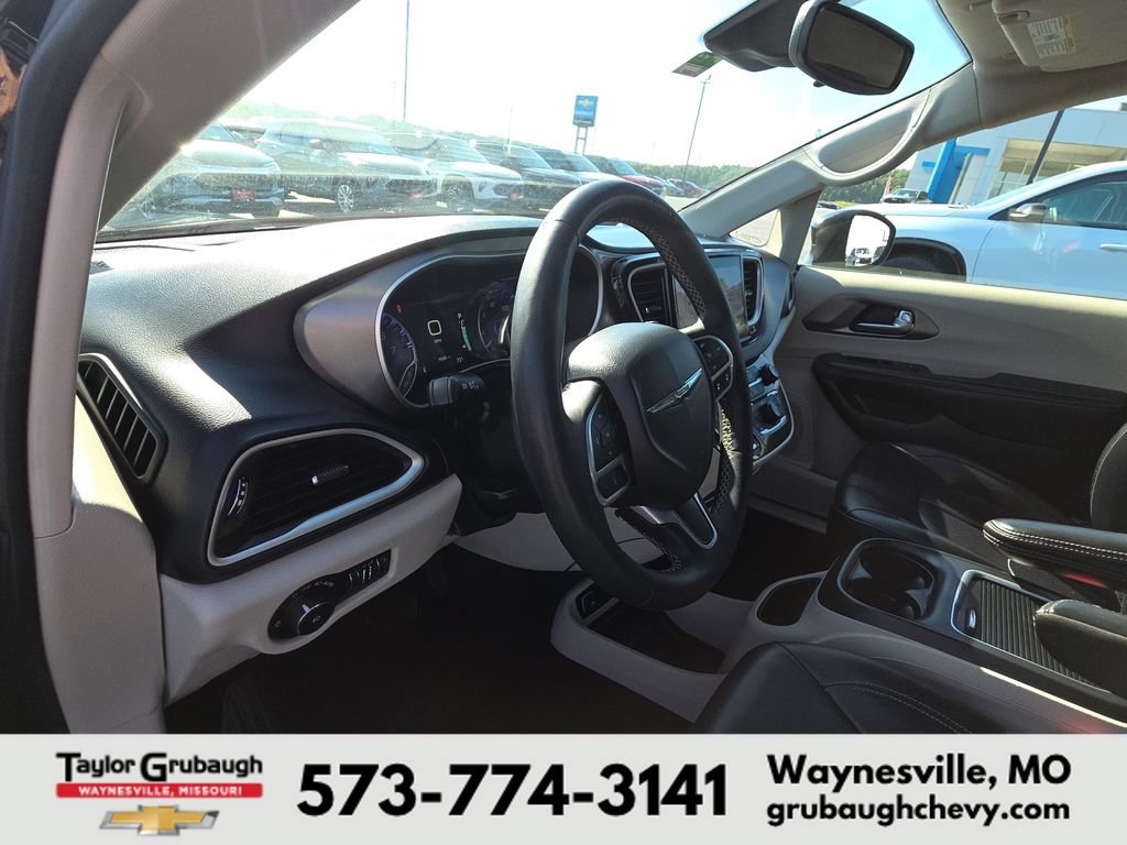 Used 2023 Chrysler Pacifica Touring-L FWD image 14