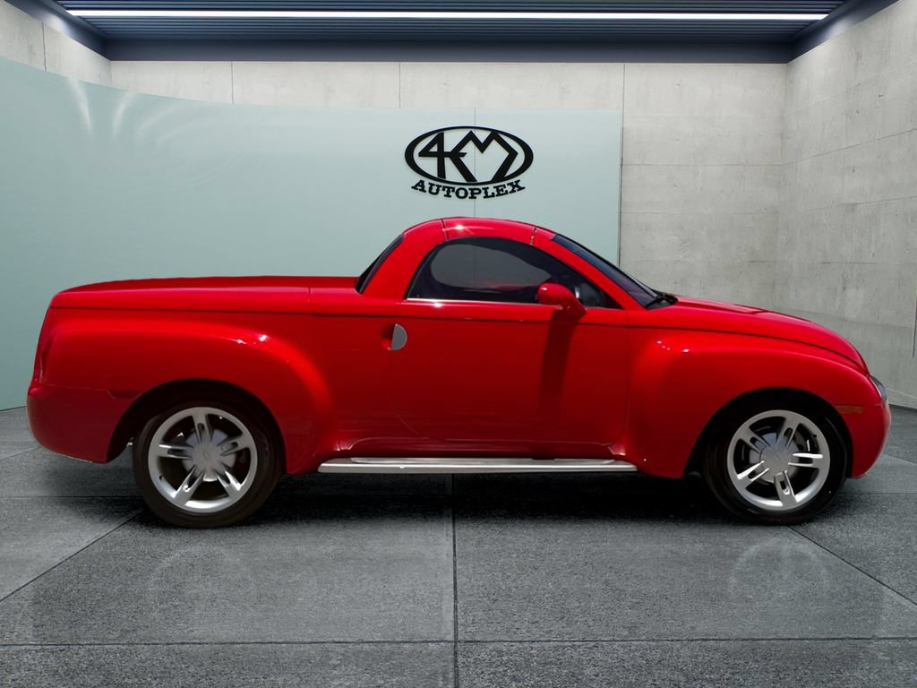 Used 2004 Chevrolet SSR w/ Preferred Equipment Group RWD image 3