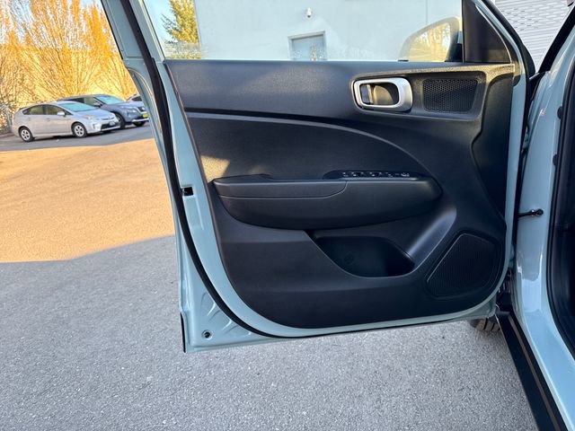 Used 2025 Hyundai Venue SE image 19