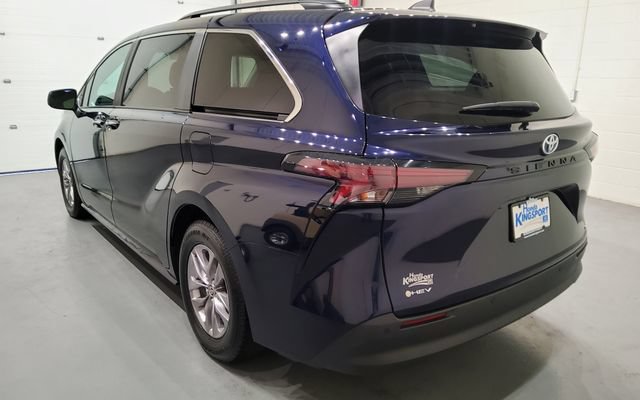 Used 2025 Toyota Sienna XLE FWD image 6
