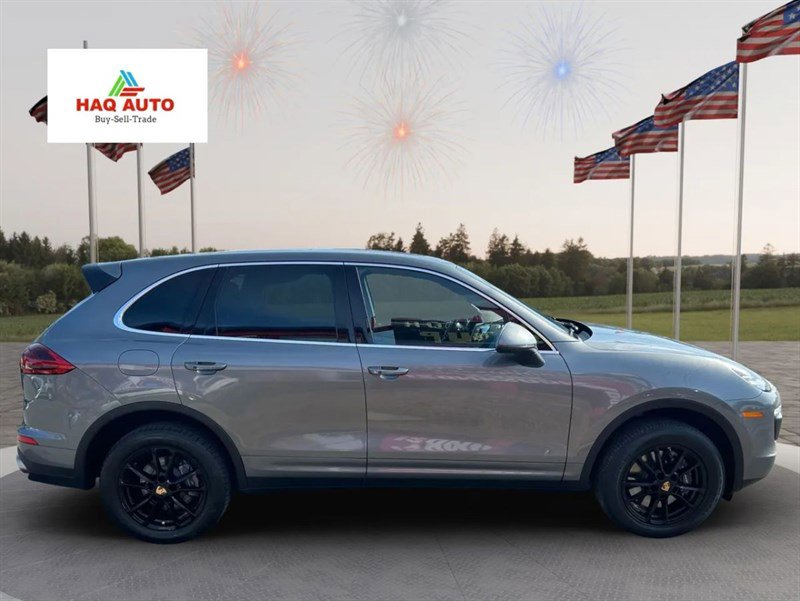 Used 2018 Porsche Cayenne Sport Utility 4D image 4