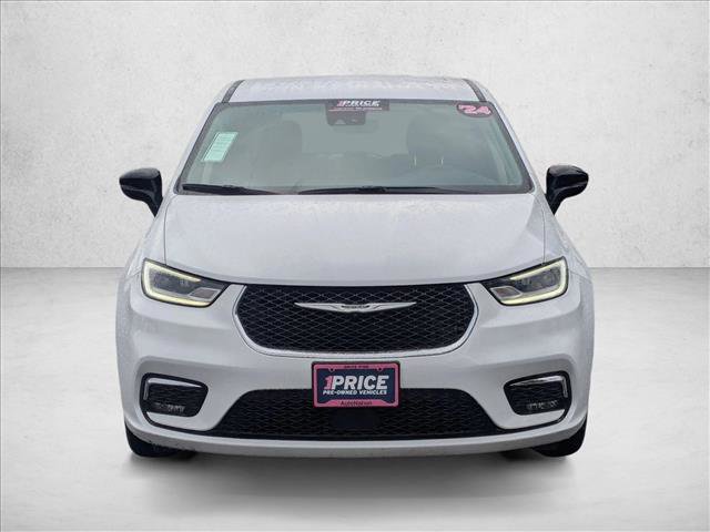 Used 2024 Chrysler Pacifica Touring-L video 2