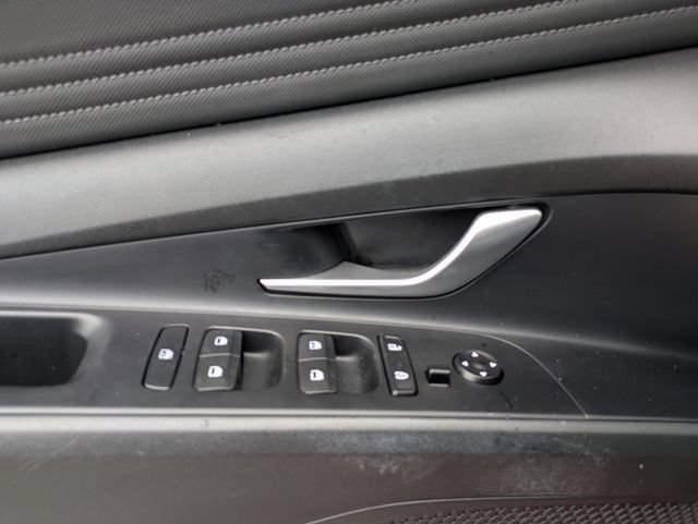 Used 2022 Hyundai Elantra Limited FWD image 14